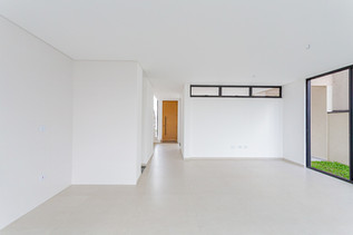 fotografia imobiliária profissional de uma bela sala de um sobrado recém construído em Curitiba.
