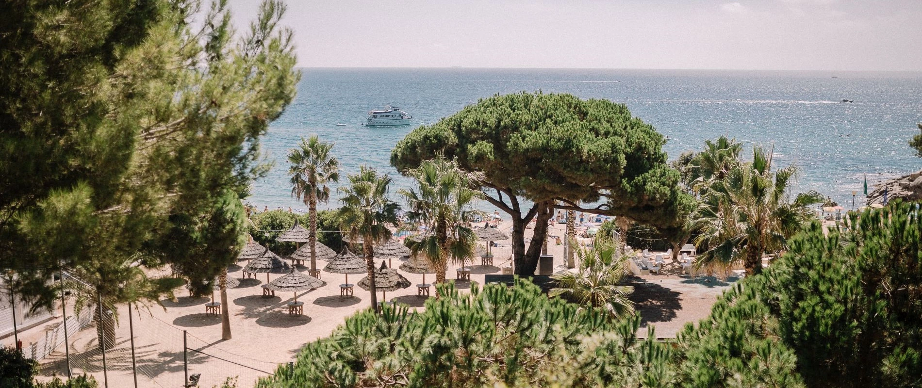 camping-cala-gogo-en-la-playa.webp