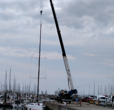 Auf den letzten Metern: Mast auf der "Schlüssel von Bremen" gestellt