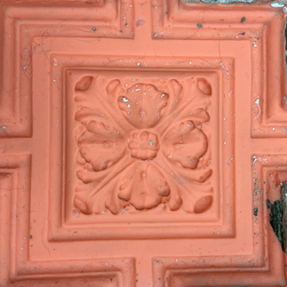 original ceiling mold with paint and gilding to be cleaned