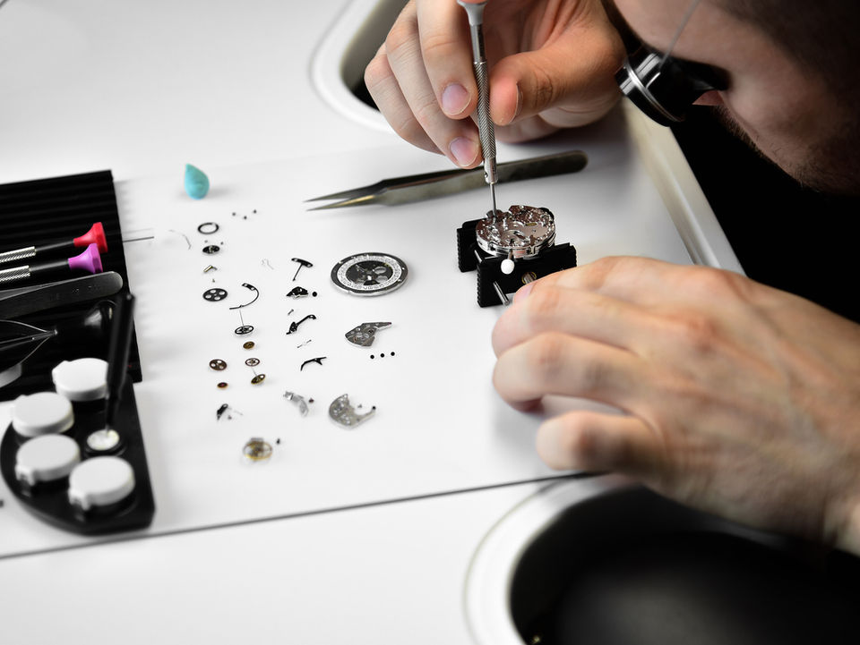 Assembling eta 7750 movement