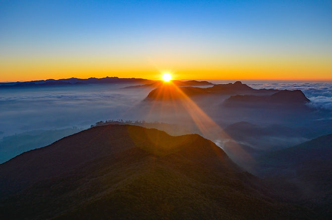 Sonnenaufgang, sichtbar vom Adam’s Peak in Sri Lanka.