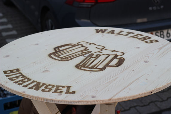 Individuell gravierte Holzplatte für einen Stehtisch