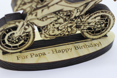 Individuelles Motorrad aus Fichte mit Geburtstagswunsch