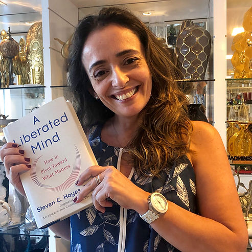 Helen com a Primeira Edição do livro A Liberated Mind de Steven hayes