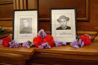Fotografía y urna con las reliquias de D. Vicente Toledano y los mártires de Uclés