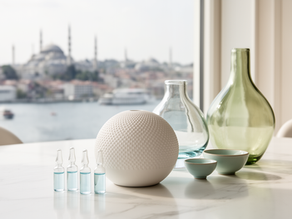 Küçük cam ampullerle dokulu beyaz seramik küre, İstanbul manzarası