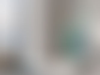 Arkasında Boğaz manzarası olan yüz profili şeklinde cam heykel; yüz germe tekniklerinin karşılaştırılması