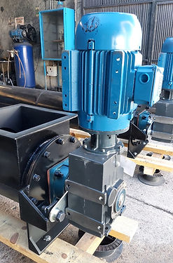 Reductor de engranes Helicoidales eje hueco conectado a motor electrico