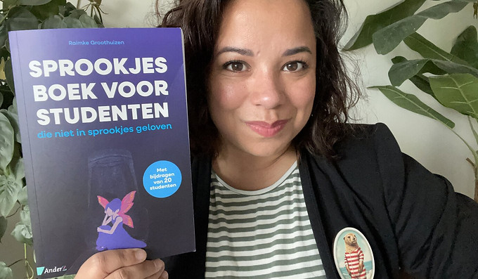 Auteur_Raimke_met_boek-header.jpg