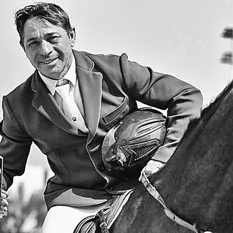 Giovanni sta vivendo una nuova avventura al centro ippico 'La Rosa Bianca' a Zanica (BG), dove si dedica con passione alla formazione dei suoi allievi. Grazie alla sua esperienza e al suo impegno, Giovanni sta diventando un punto di riferimento per tutti gli appassionati di equitazione che frequentano il centro. Con LoveHorses al suo fianco, Giovanni è pronto ad affrontare ogni sfida che gli si presenterà, continuando a trasmettere la sua passione per l'equitazione a una nuova generazione di cavalieri e amanti dei cavalli.