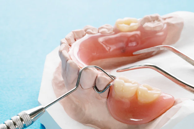 close-up-artificial-removable-partial-denture-temporary-partial-denture-blue-ground_60829-