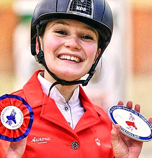 LoveHorses ĆØ orgogliosa di presentare Aurora Pace, un amazzone dalle incredibili abilitĆ  e dal sorriso contagioso. In questa foto, Aurora si mostra radiosa di felicitĆ  con le coccarde in mano 
 La sua passione per l'equitazione e l'amore per gli animali sono evidenti nel suo sorriso. Aurora ĆØ una vera icona di LoveHorses, ispirando appassionati di equitazione in tutto il mondo.