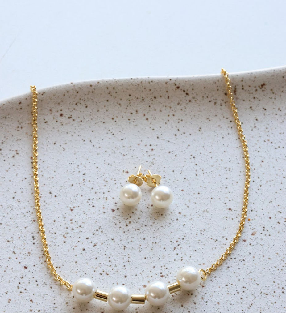 Collier et boucle d'oreille en perle