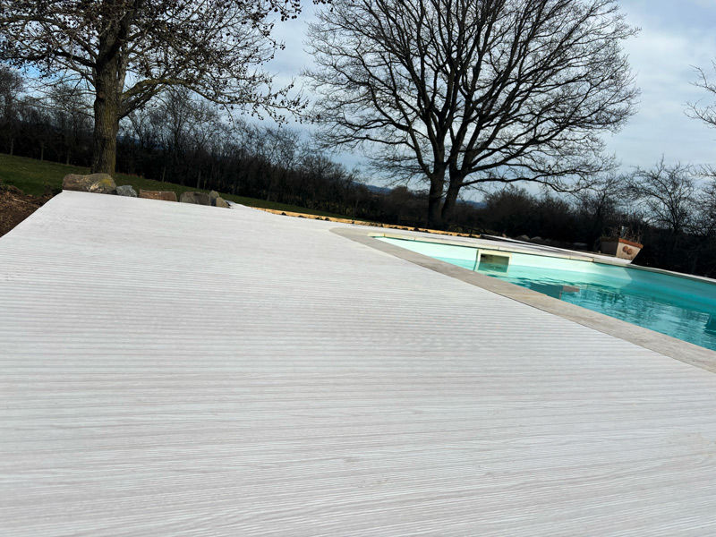 Miniature : terrasse de piscine effet bois clair