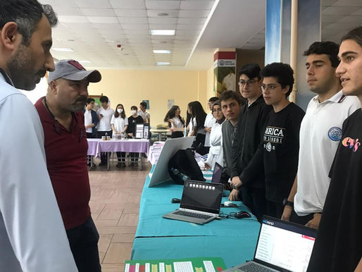 Darıca Fen Lisesi'nin yöneticileri, öğretmenleri ve öğrencileri, etkinliğin başarılı geçmesi için büyük bir özveri ile çalıştılar