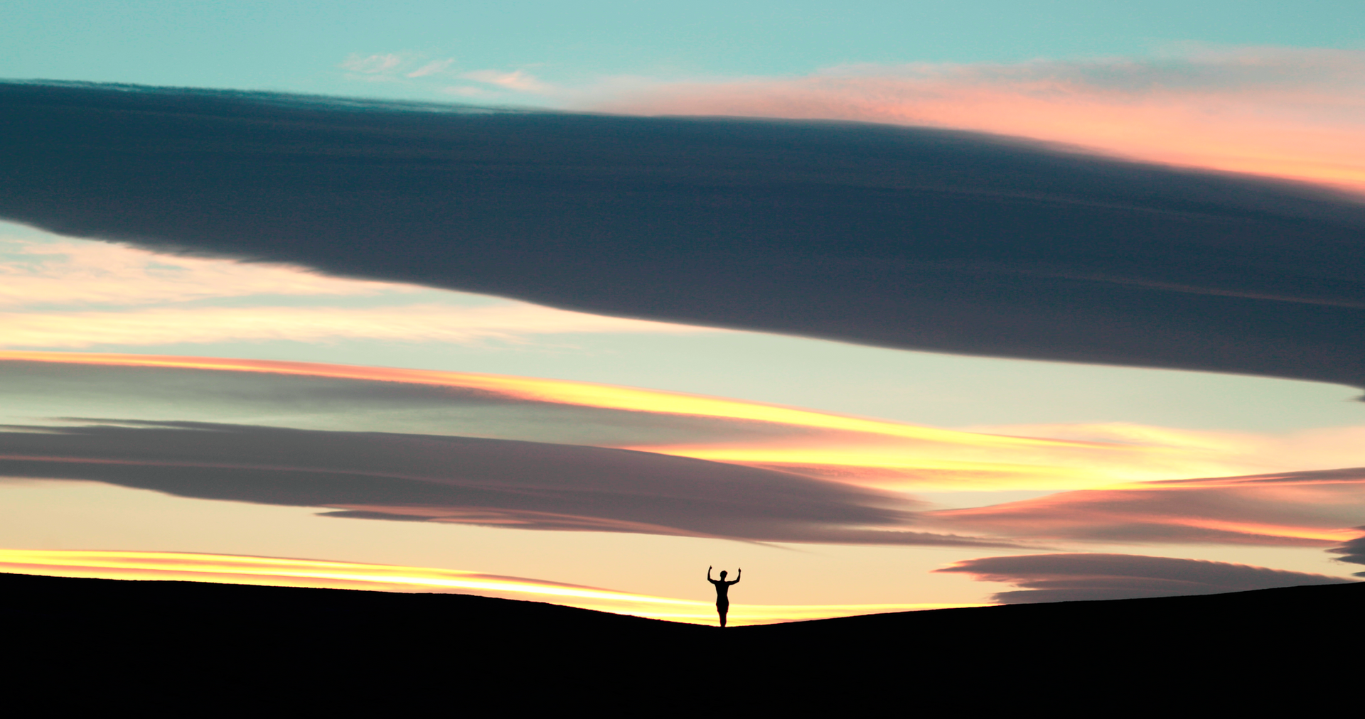 Панорамний знімок заходу сонця від каналу «Sauna Channel», на якому зображені гарячі джерела Текопа в Каліфорнії та силует людини, що позує вдалині