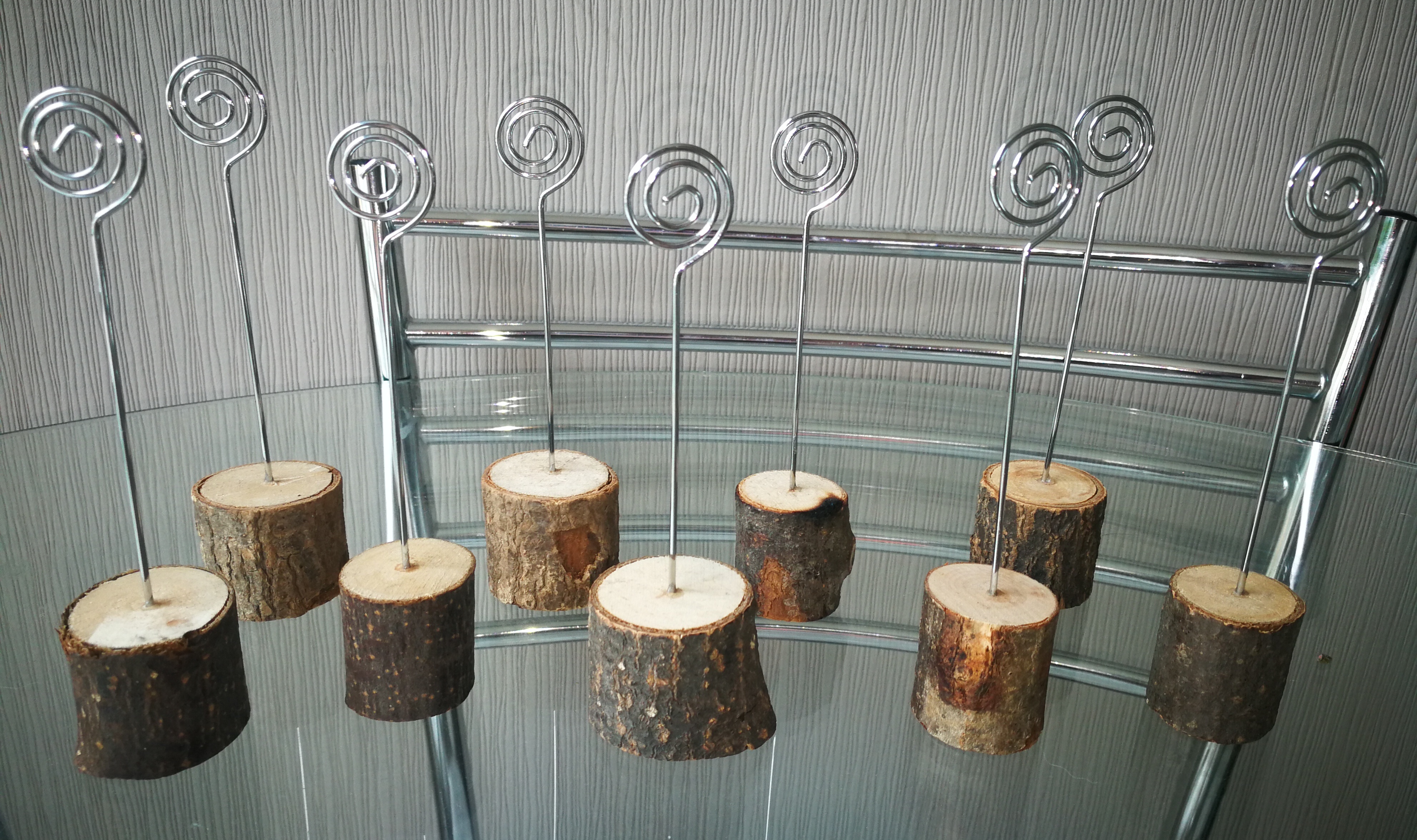 Log spiral table number holders