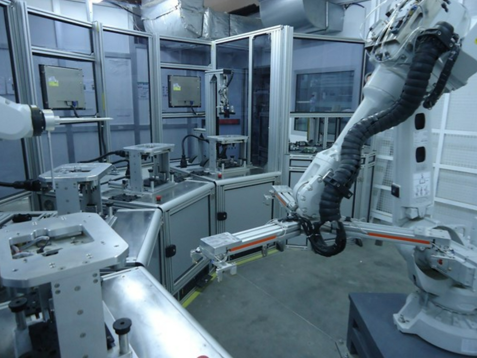 Automated control of a robotized production cell using NI CompactRIO for the manufacture of consumer electronics.