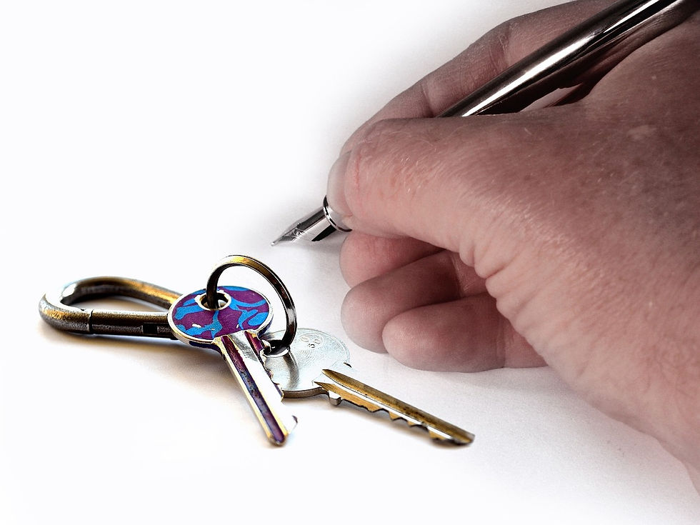 Firma del contrato de alquiler de habitación y entrega de llaves al inquilino