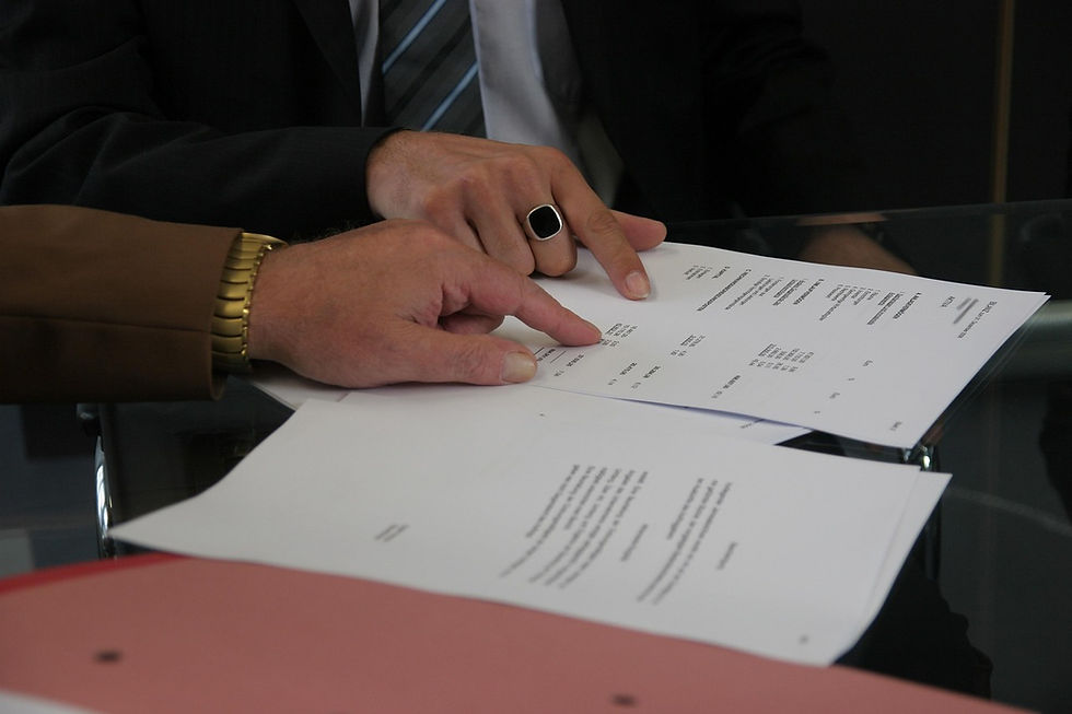 Reunion en oficina para revisar las coberturas del seguro alquiler propietarios antes de firmar