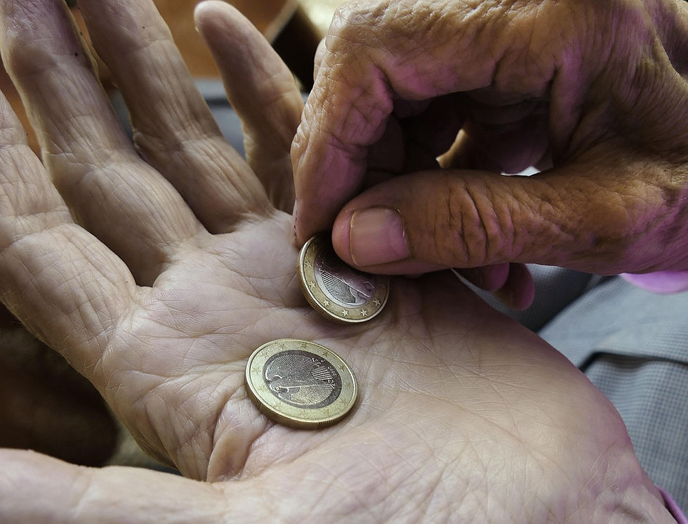 Cálculo de la devolución de la fianza de alquiler con monedas de euro en la mano