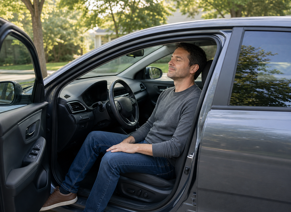 Homme assis dans une voiture neuve, les yeux fermés, appréciant tranquillement l’odeur familière de l’intérieur neuf.