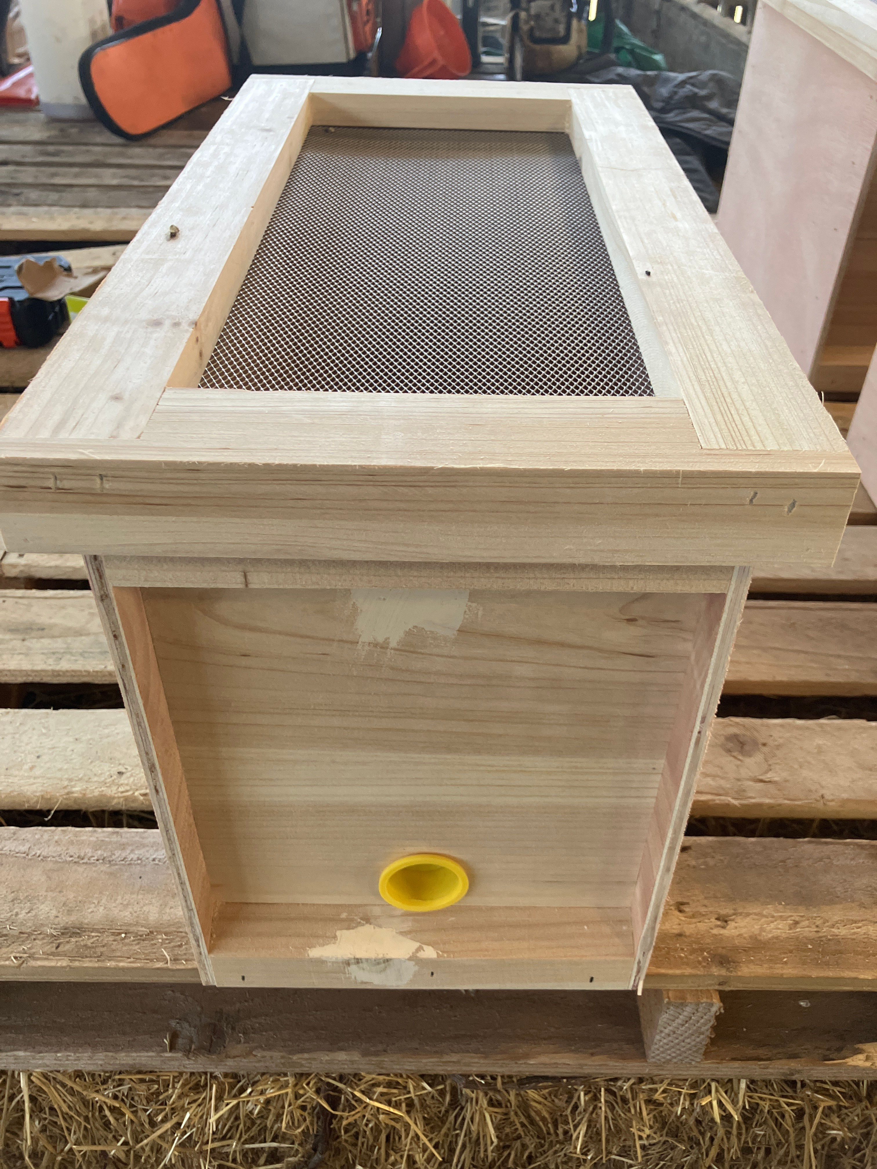 6 Frame National Ventilated Transport Nuc Box