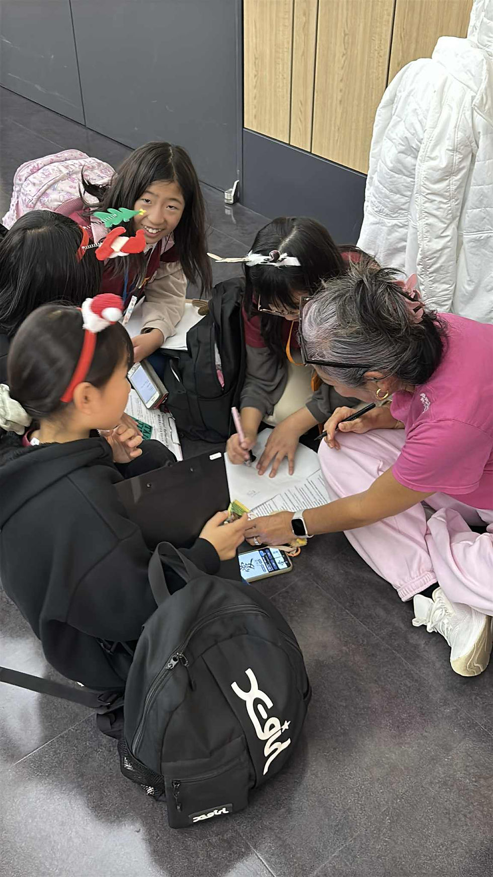 筆ペンを使って習字体験をしてもらいました。