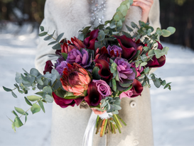 Wedding-bouquet-in-hands-of-the-bride-62