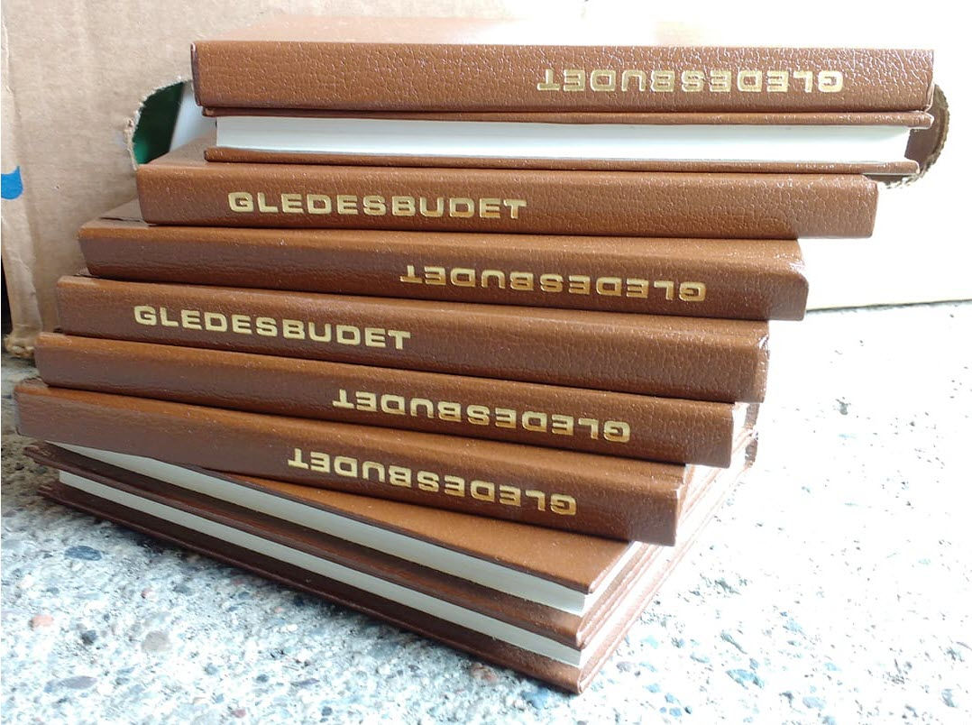 11 Gledesbudet. "Dermed har du laget dere en egen sangbok."