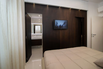 CAMERA DA LETTO boiserie legno PORTE A SCOMPARSA