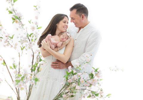 Sesiones de fotografía profesional para capturar momentos especiales: embarazo, recién nacidos, mellizos, bebés, seguimiento, Navidad infantil, comuniones, exteriores, familiares, falleros, imagen personal y pedidas de mano. Susana Apráez Photography