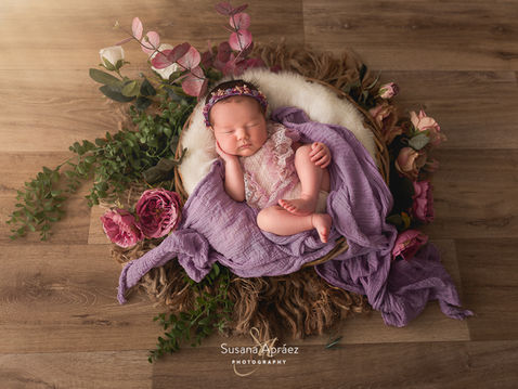 Bebé recien nacido en sesión fotográfica profesional con decoración temática en estudio de Valencia.