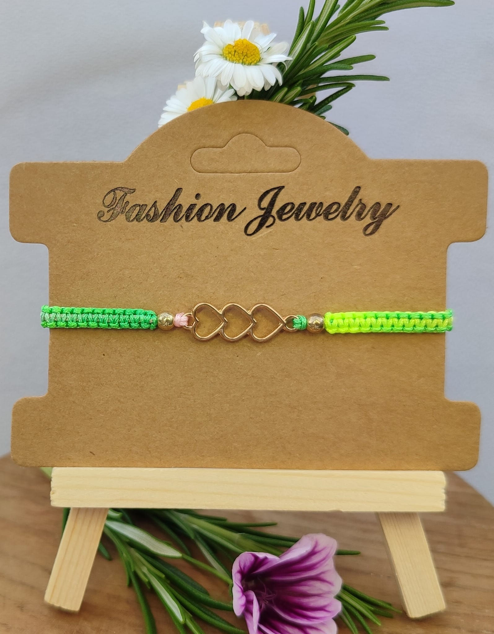 Bracelet macramé multicolore avec un connecteur trois cœurs
