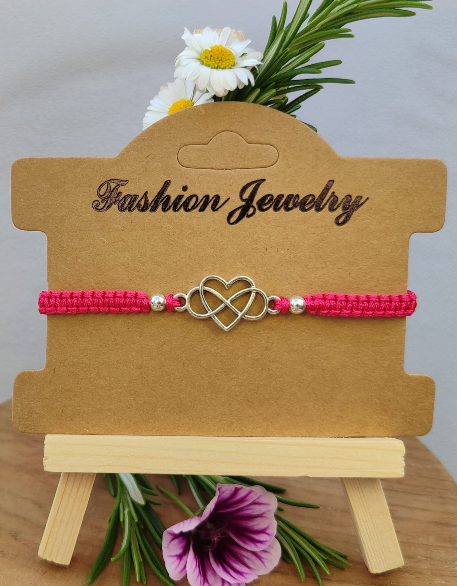 Bracelet macramé fushia avec un connecteur cœur et infini