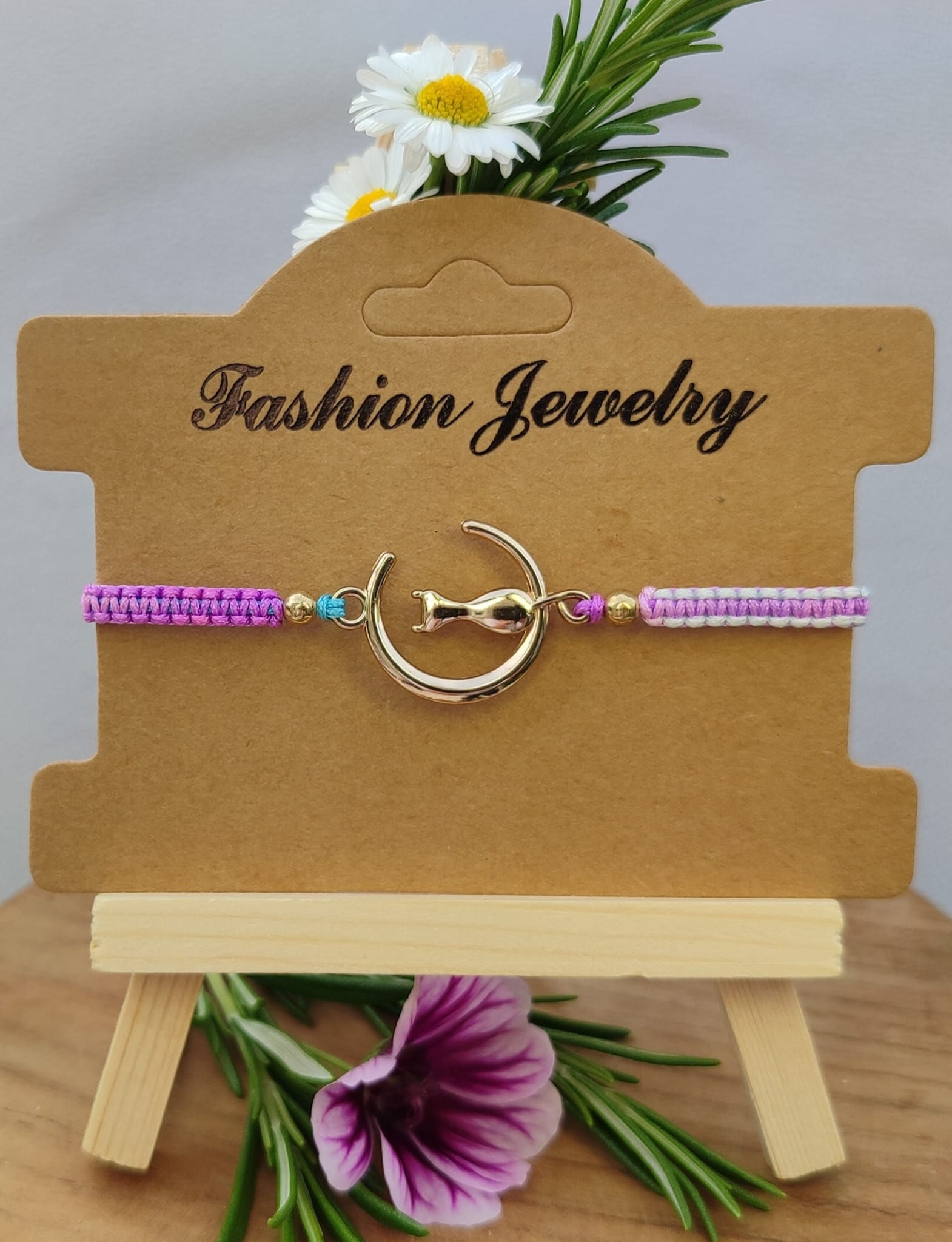 Bracelet macramé multicolore avec un connecteur chat et lune