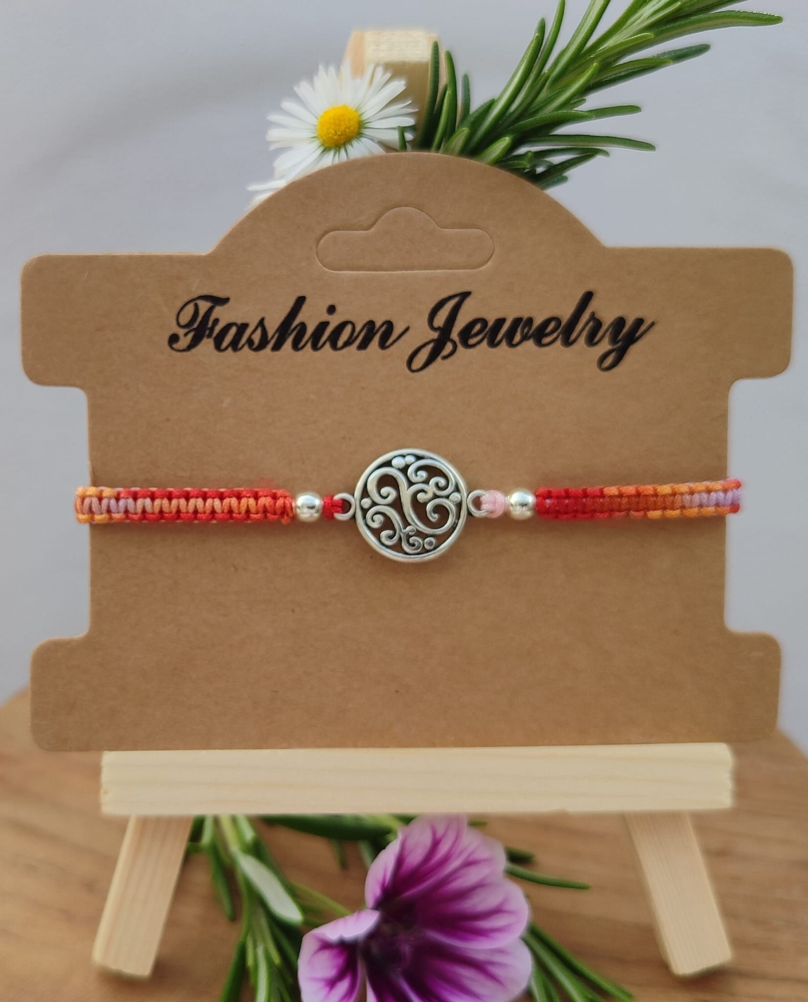 Bracelet macramé multicolore avec un connecteur rond en filigrane