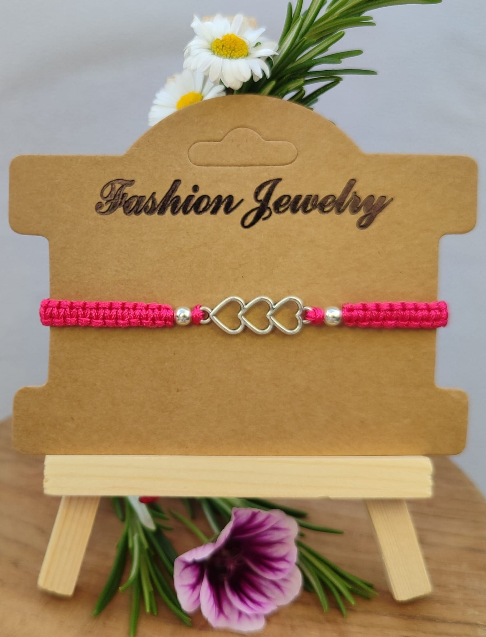 Bracelet macramé fushia avec un connecteur trois cœurs