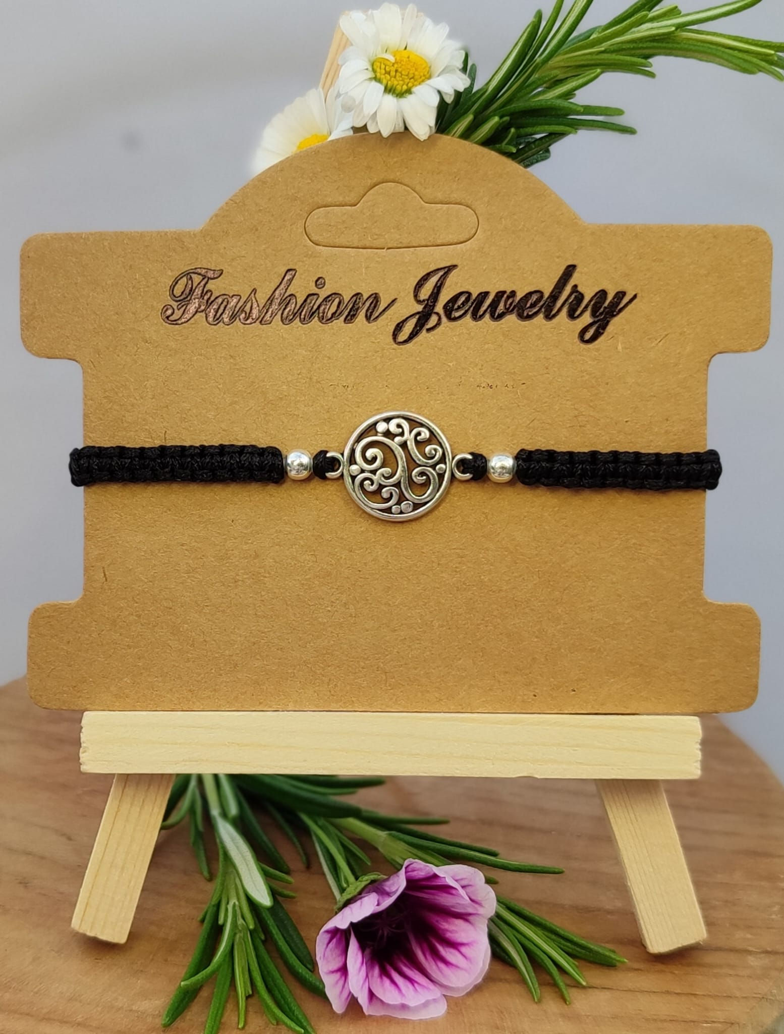 Bracelet macramé noir avec un connecteur rond en filigrane