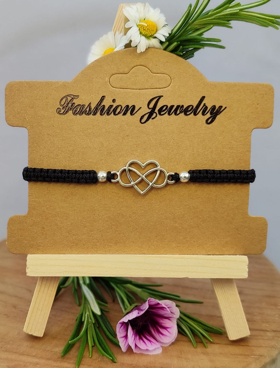 Bracelet macramé noir avec un connecteur cœur et infini