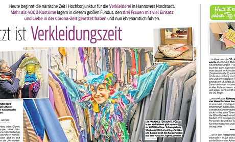 Zeitungsausschnitt über die Verkleidungszeit zeigt Team der Verkleiderei bei der Arbeit und in einem bunten Vogelkostüm