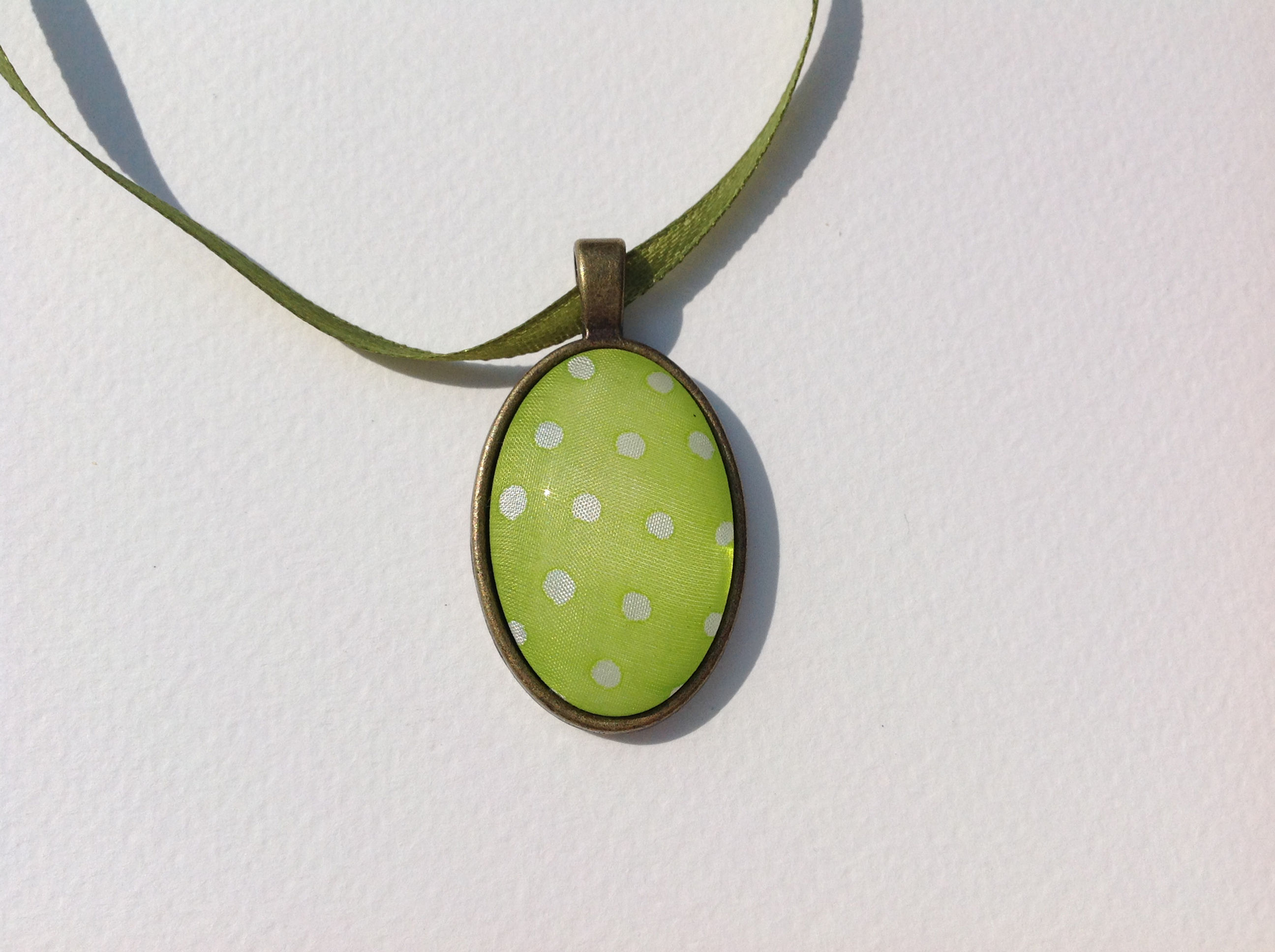 Kivi pöttyös medál