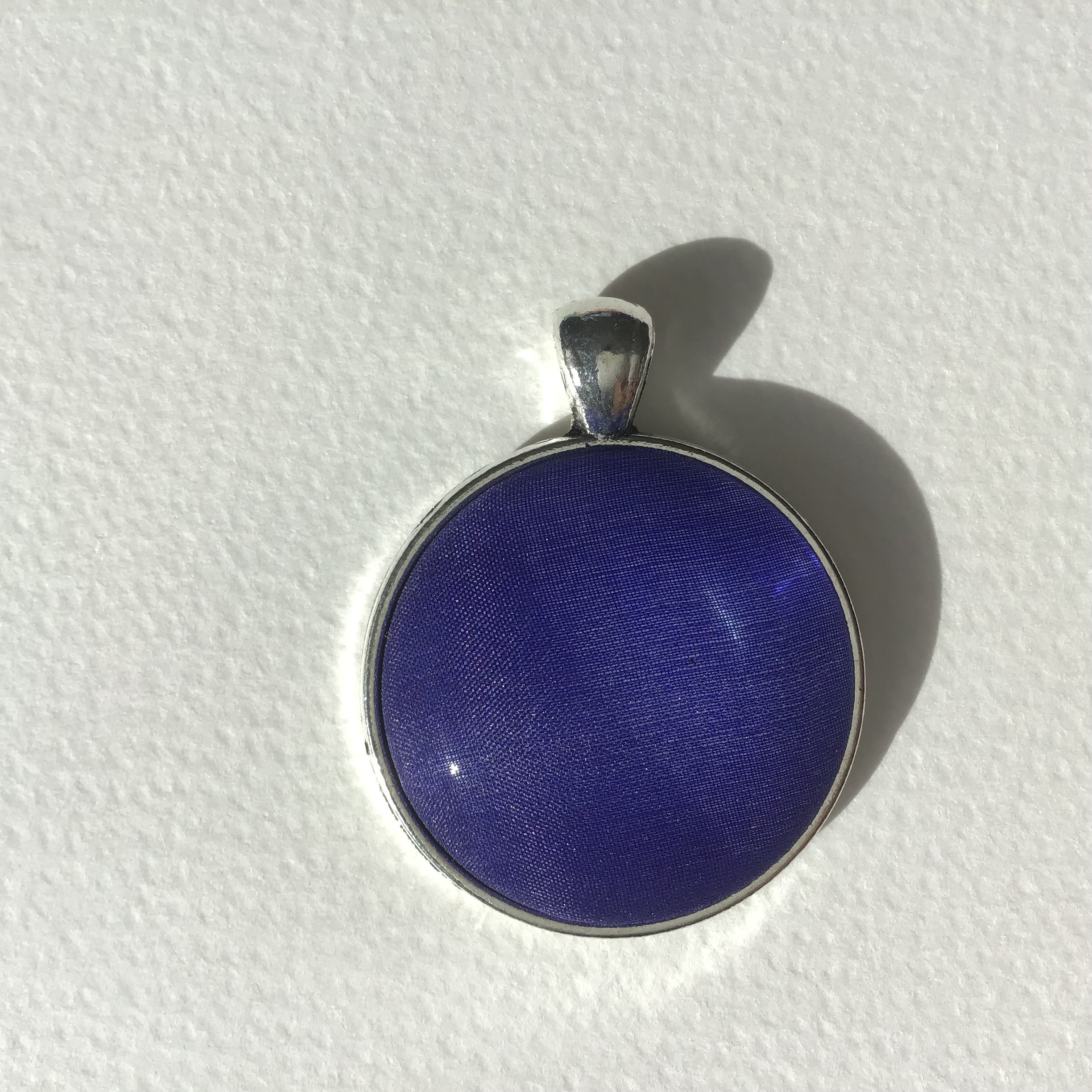 Sötétkék színű medál