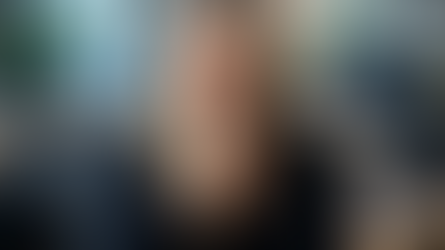 jovem empresária licitante pensando