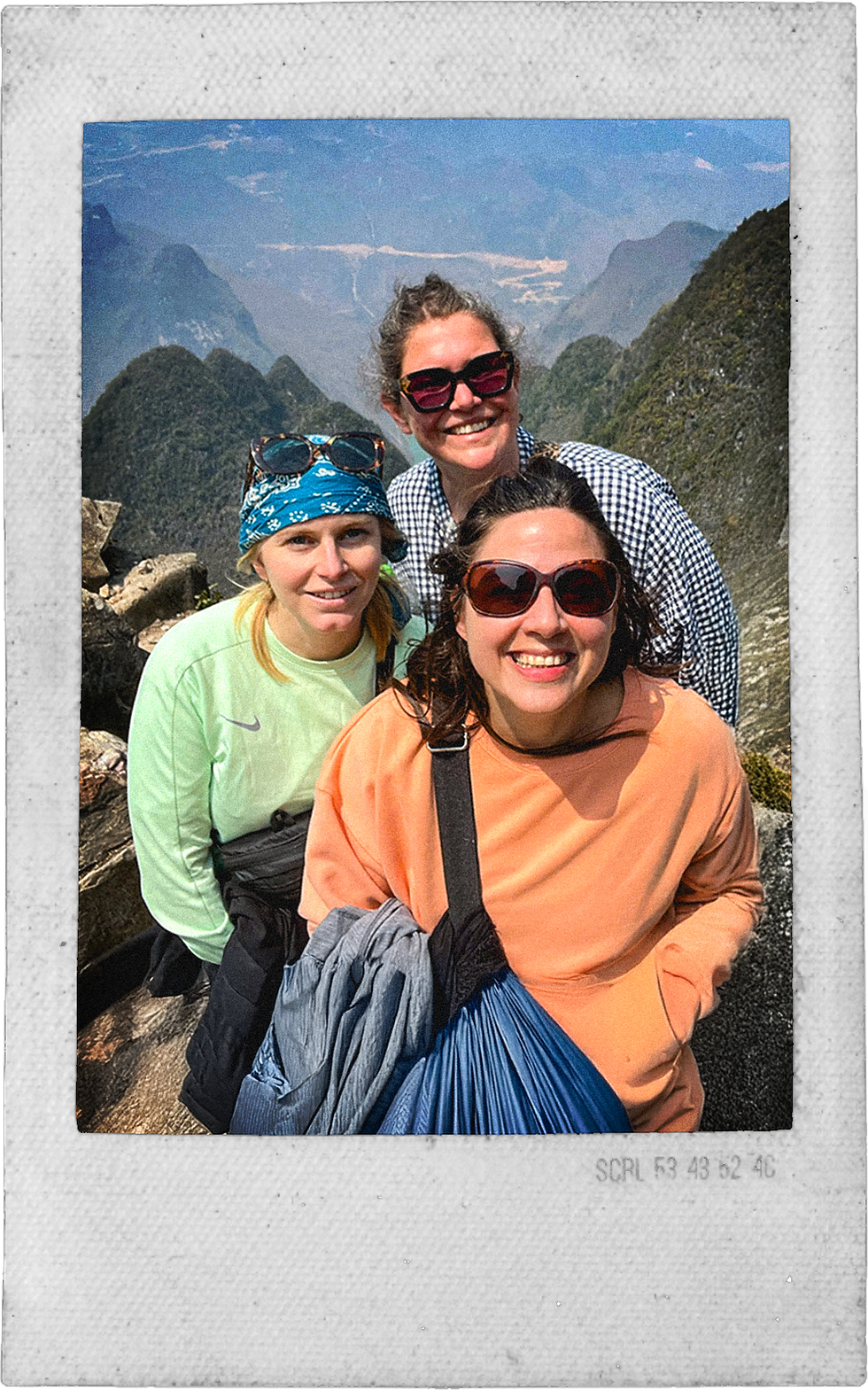 Tres amigas tomando una selfie durante un tour con Borderlands