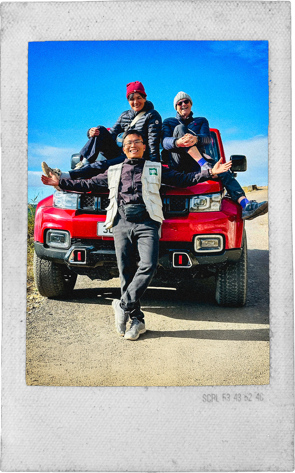 Due viaggiatori senior esplorano Ha Giang in jeep con Borderlands e una guida locale