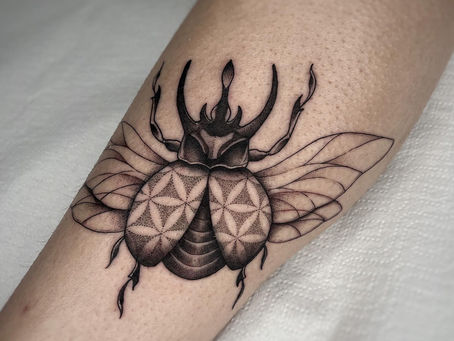 Escarbat geomètric de @lapeytattoo 💙 Què us sembla la combinació?