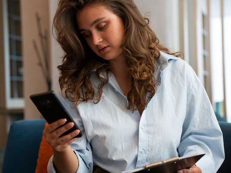 Mulher fazendo agendamento de consulta pelo celular