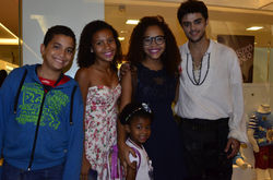 Ator Felipe Simas e alunos